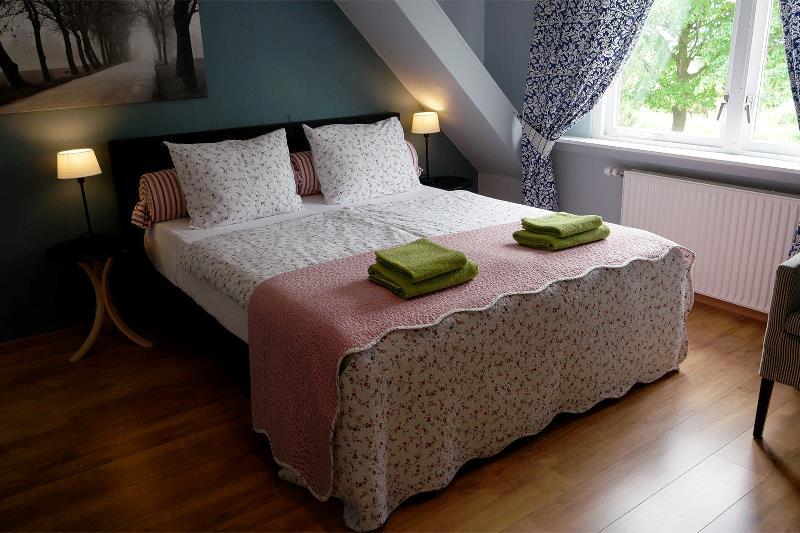 kamer met bed bij bed en breakfast Prins Hendrik